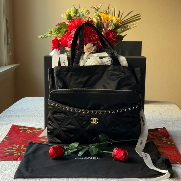 🌹 CHANEL LARGE POUCH WITH FOLDABLE TOTE BAG 🌹NWT🌹 - Picture 2 of 16